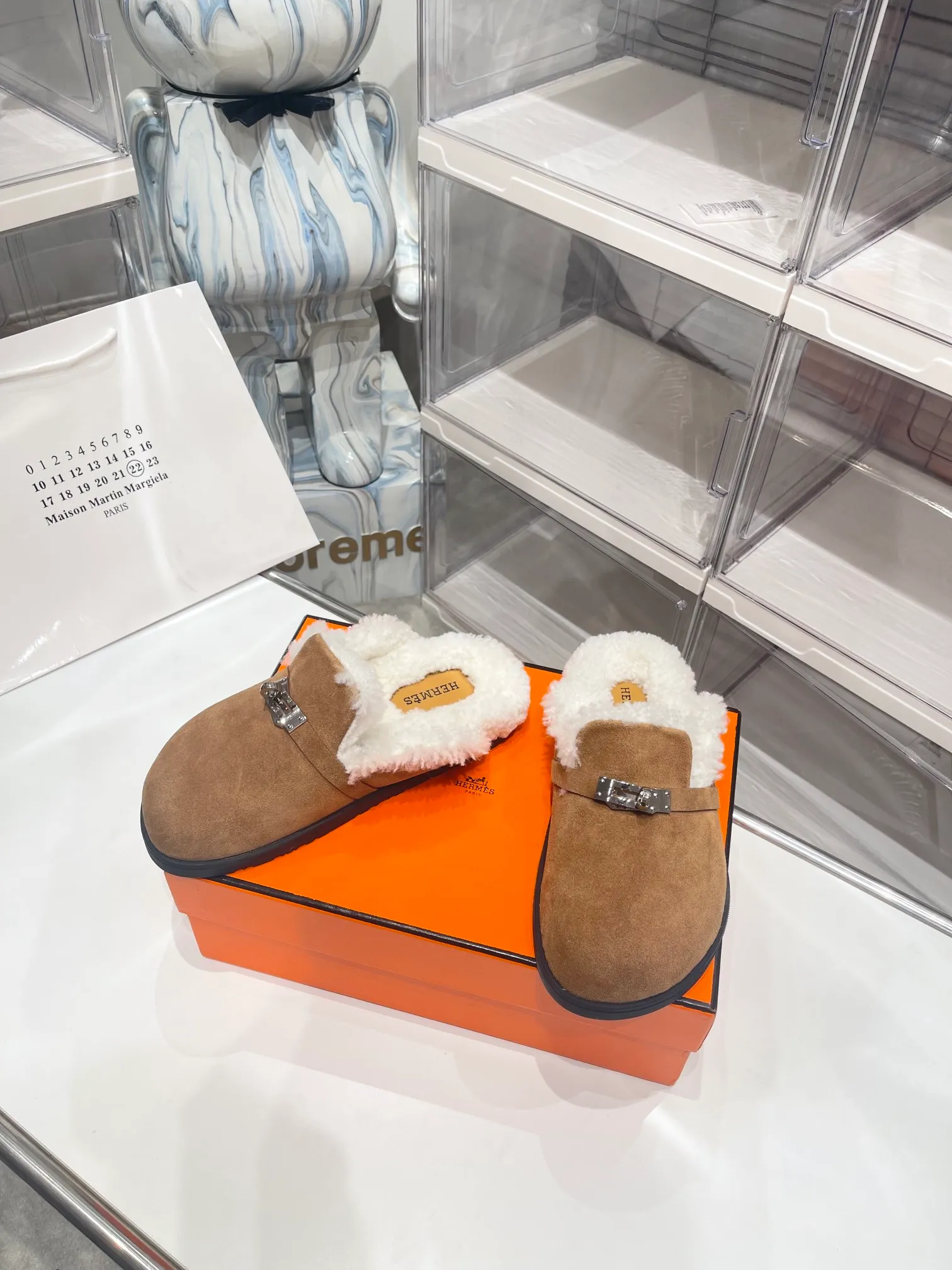 【HERMESG】Furry mop P: 580💰 ●Number of sizes: Men 39-44 (45 custom-made) Women 35-40 (41.42 custom-made) HERMES Hermès cute half-movers.  Classic family language design! It looks good no matter how you match it! Casual and high-end feeling, the comfort is also great, paired with various colorful socks, it has a trendy high-end feel. The top version is made of high-quality real wool ●Upper: imported cow suede ●Inner: imported sheepskin one piece ●Foot: imported mixed sheepskin ●Outsole: Tpu non-slip and wear-resistant outsole.